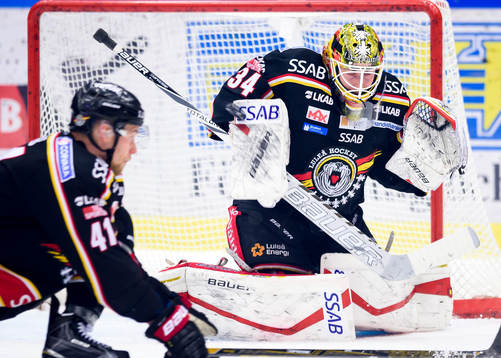 Luleås målvakt Joel Lassinantti räddar ett skott
