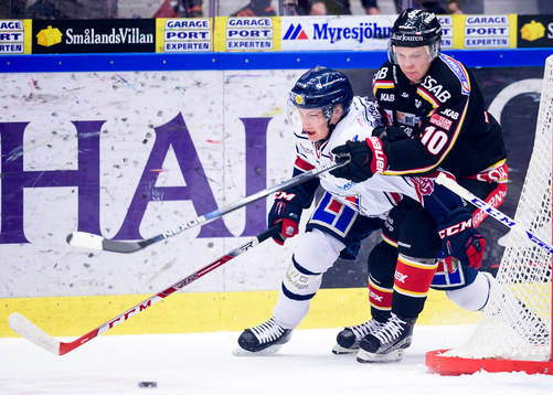 Linköpings Gustav Forsling jagas av Luleås Toni Rajala