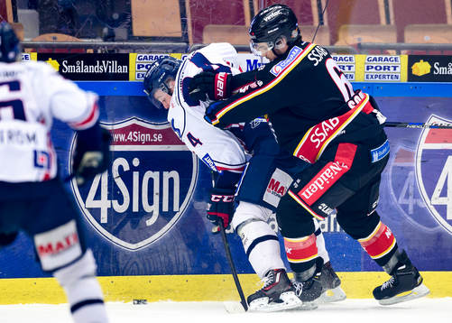 Luleås Craig Schira tacklar Linköpings Fredric Andersson