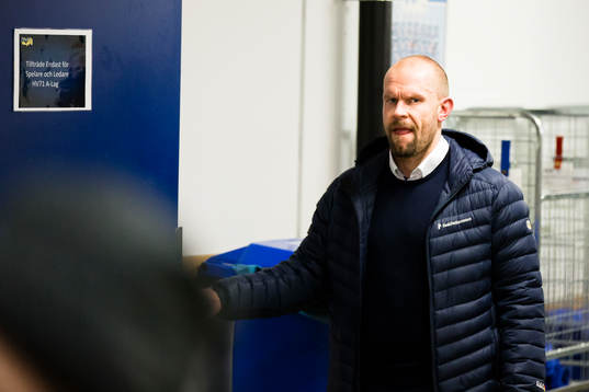 s Jere Karalahti utanför HV71:s omklädningsrum