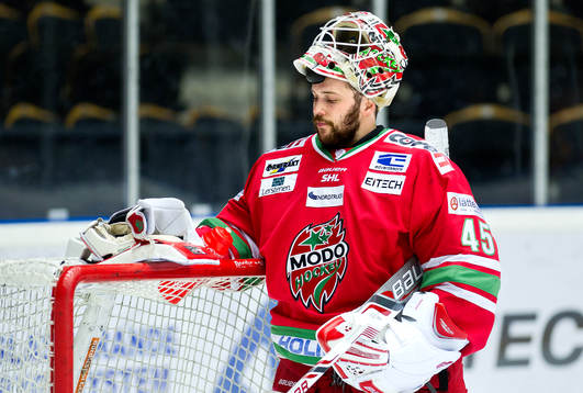 Modos målvakt Jonatan Bjurö deppar