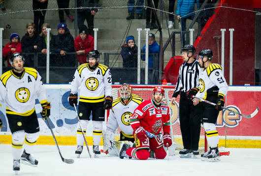 Modos Bill Thomas deppar framför Brynäs mål