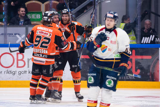 Karlskronas Joachim Rohdin har gjort 1-0 och jublar