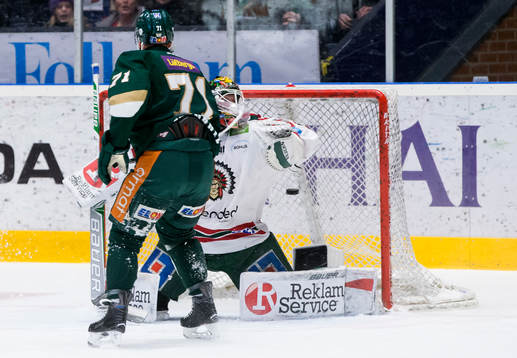 Färjestads Travis Turnbull ser pucken gå in bakom