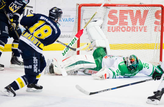 s Pär Arlbrandt gör 2-1 bakom Rögles målvakt Oscar Dansk