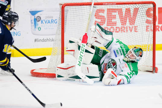 s Pär Arlbrandt gör 2-1 bakom Rögles målvakt Oscar Dansk