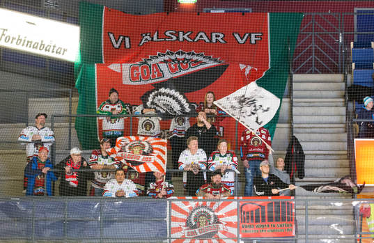 Frölundas supportrar viftar med flaggor på bortastå