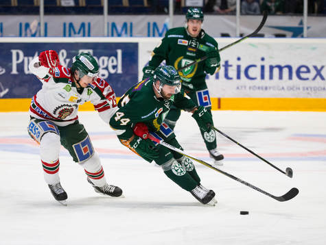 Frölundas Johan Persson och Färjestads Milan Gulas i kamp