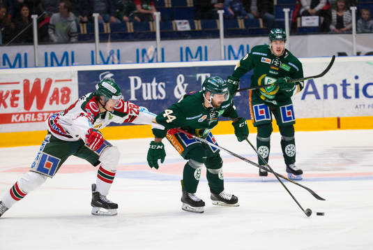 Frölundas Johan Persson och Färjestads Milan Gulas i kamp