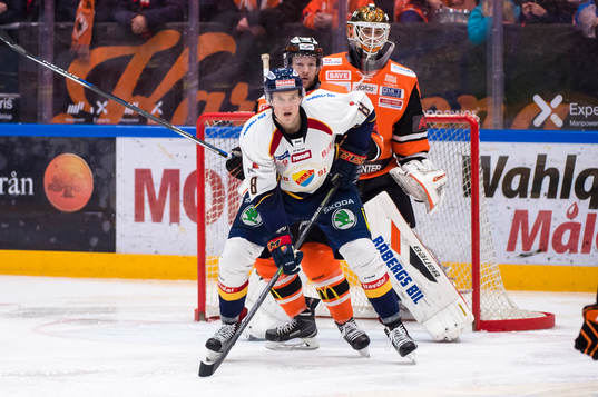 Djurgårdens Mikko Lehtonen oroar framför Karlskronas