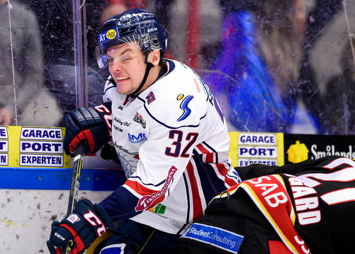 Luleås Emil Sylvegård tacklar Linköpings Carl Dahlström