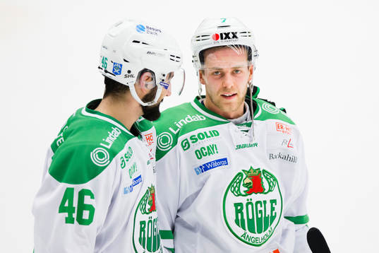Rögles Kevin Marshall klappar om Rögles Partik Cehlin
