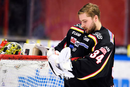 Luleås målvakt Joel Lassinantti rätar till sin utrustning