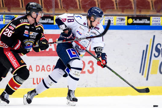 Linköpings Jakob Lilja jagas av Luleås Peter Cehlarik