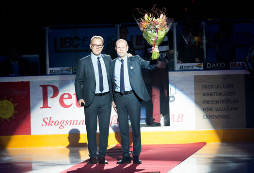 Färjestads medarbetare Nicklas Eriksson (h) uppvaktas för