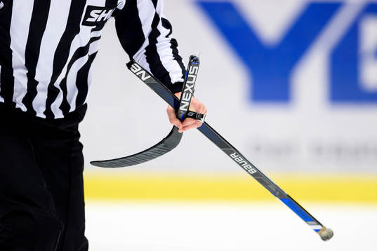 En trasig ishockeyklubba