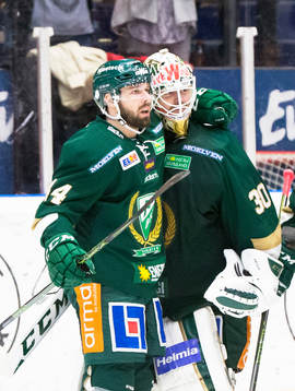 Färjestads Milan Gulas  kramar om Färjestads målvakt