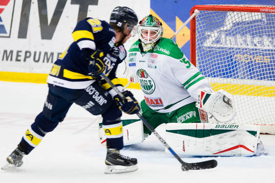s Mattias Tedenby mot Rögles målvakt Oscar Dansk