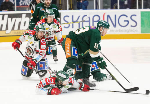 Frölundas Joel Lundqvist på knä medan Färjestads Linus