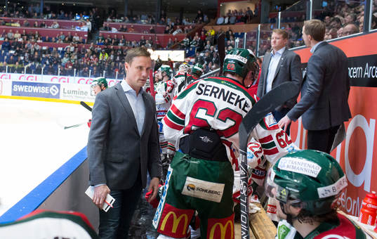 Frölundas tränare Roger Rönnberg deppar med spelarna i