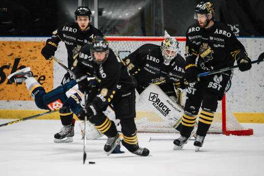 s Jesper Bratt med pucken