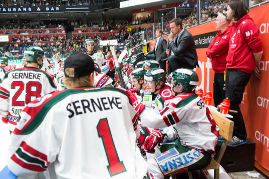 Frölundas tränare Roger Rönnberg och spelarna deppar i