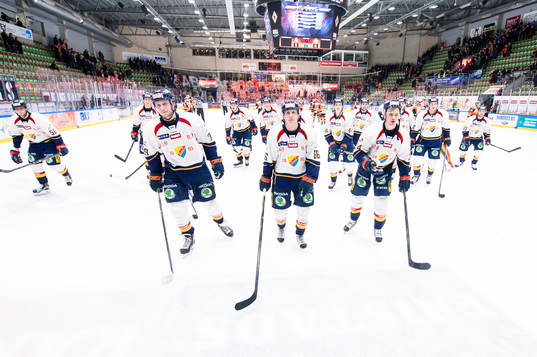 Djurgårdens lag jublar mot hejarklacken
