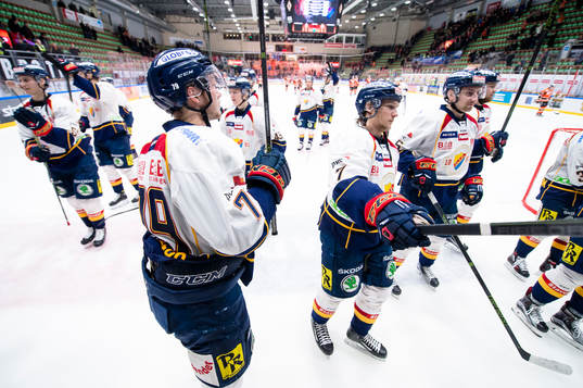 Djurgårdens lag jublar mot hejarklacken
