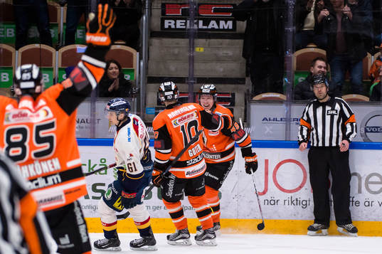 Karlskronas Filip Cruseman har gjort 4-3 och jublar