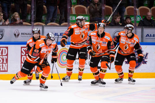 Karlskronas Filip Cruseman har gjort 4-3 och jublar