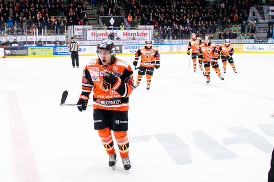 Karlskronas Filip Cruseman har gjort 4-3 och jublar