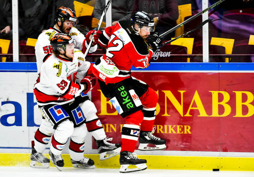 Örebros Bobbo Petersson och Johan Wiklander i en kamp mot