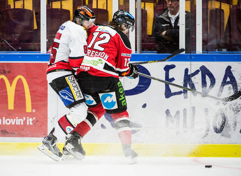 Närkamp mellan Malmö Redhawks Andreas Thuresson och