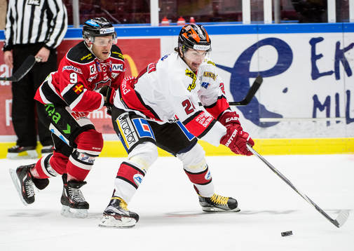 Närkamp mellan Malmö Redhawks Frederik Storm och Örebros