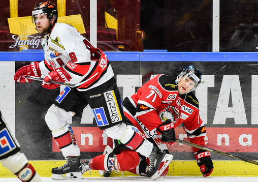 Örebros Viktor Ekbom och Malmö Redhawks Mathias