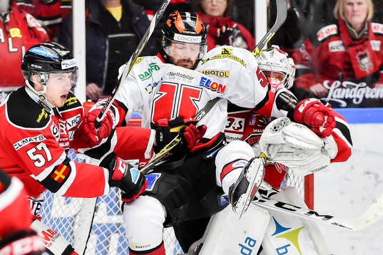 Örebros Johan Wiklander framför Malmö Redhawks målvakt