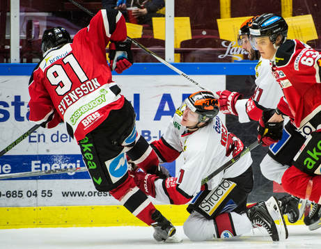 Malmö Redhawks Björn Svensson hålls fast av Örebros