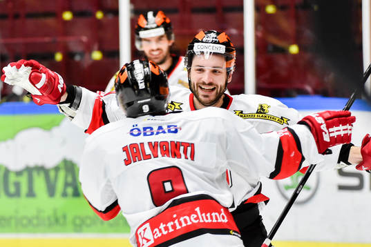 Örebros Joonas Jalvanti och Justin Hodgman jublar