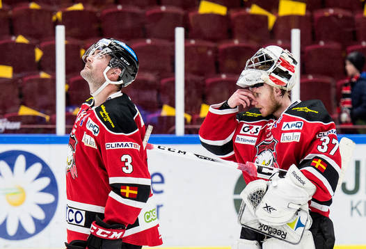 Malmö Redhawks Kent McDonell och målvakt Jonas Gunnarsson
