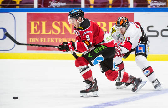 Malmö Redhawks Frederik Storm mot Örebros Joel Mustonen