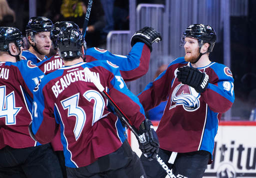Colorados Gabriel Landeskog (t h) jublar med lagkamrater