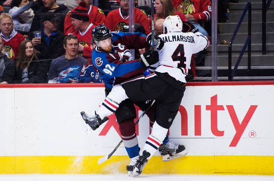 Colorados Gabriel Landeskog tacklar Chicagos Niklas