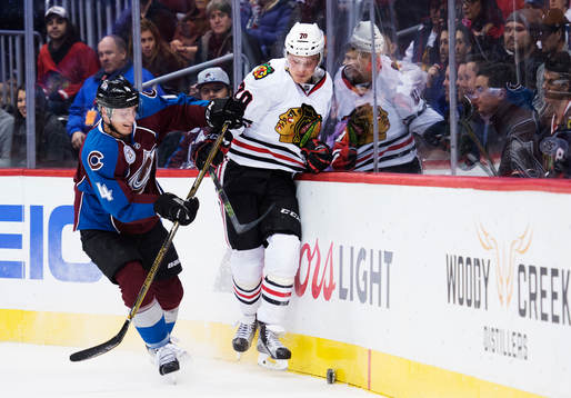 Colorados Tyson Barrie tacklar Chicagos Dennis Rasmussen