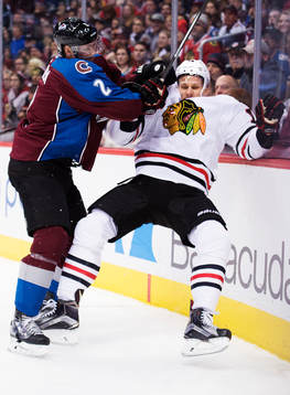 Colorados Nick Holden tacklar Chicagos Richard Panik