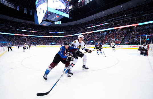Colorados Erik Johnson och Chicagos Viktor Svedberg jagar
