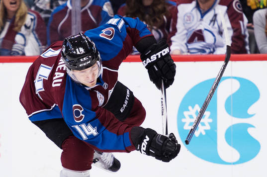 Colorados Blake Comeau bryter av sin klubba när han