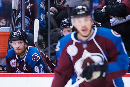 Colorados Gabriel Landeskog följer spelet från bänken