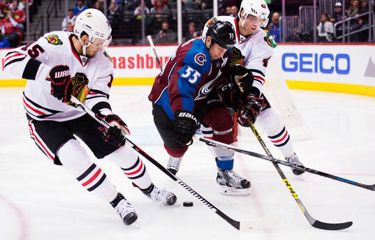 Chicagos Artem Anisimov och Viktor Svedberg utmanas av