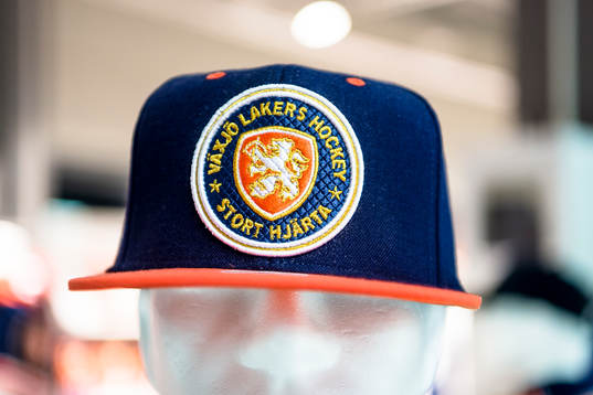 Keps med Växjös klubbmärke i souvenirbutik