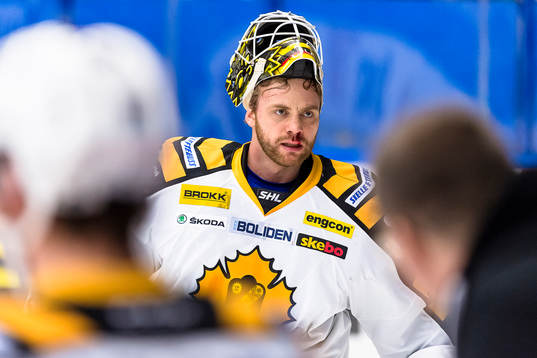 Skellefteås målvakt Markus Svensson blöder näsblod